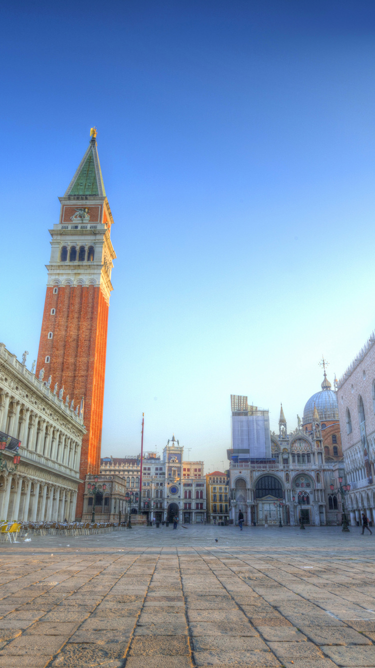 Weißes Und Braunes Betongebäude Unter Blauem Himmel Tagsüber. Wallpaper in 750x1334 Resolution