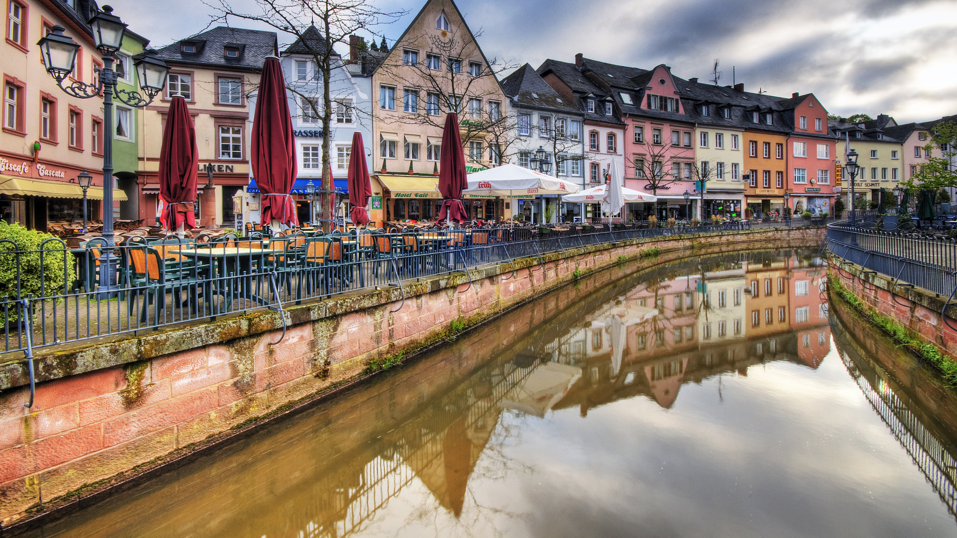 Red and White Concrete Building Beside River During Daytime. Wallpaper in 1920x1080 Resolution