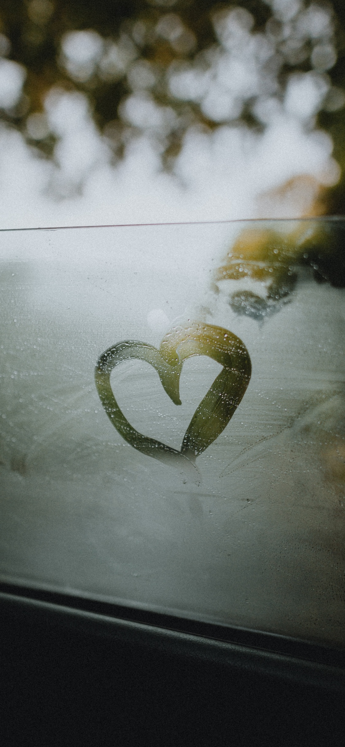 Ornement en Forme de Coeur Blanc Sur Une Surface Noire. Wallpaper in 1125x2436 Resolution