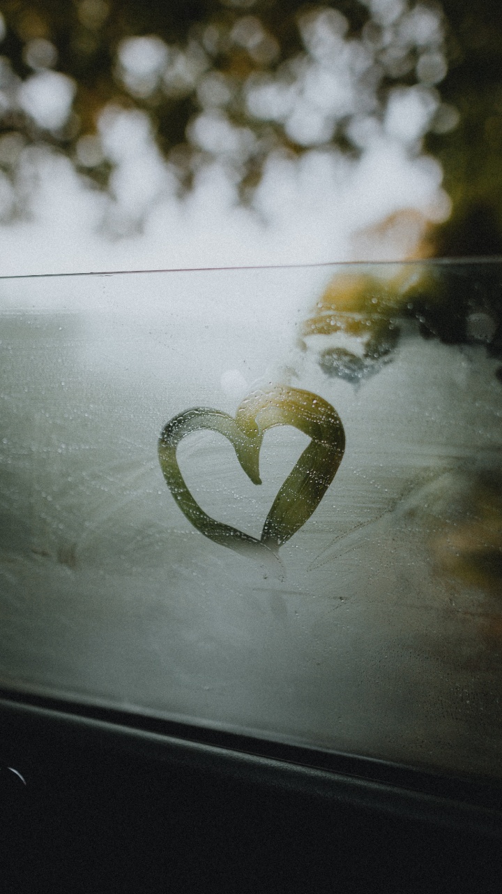 Ornement en Forme de Coeur Blanc Sur Une Surface Noire. Wallpaper in 720x1280 Resolution