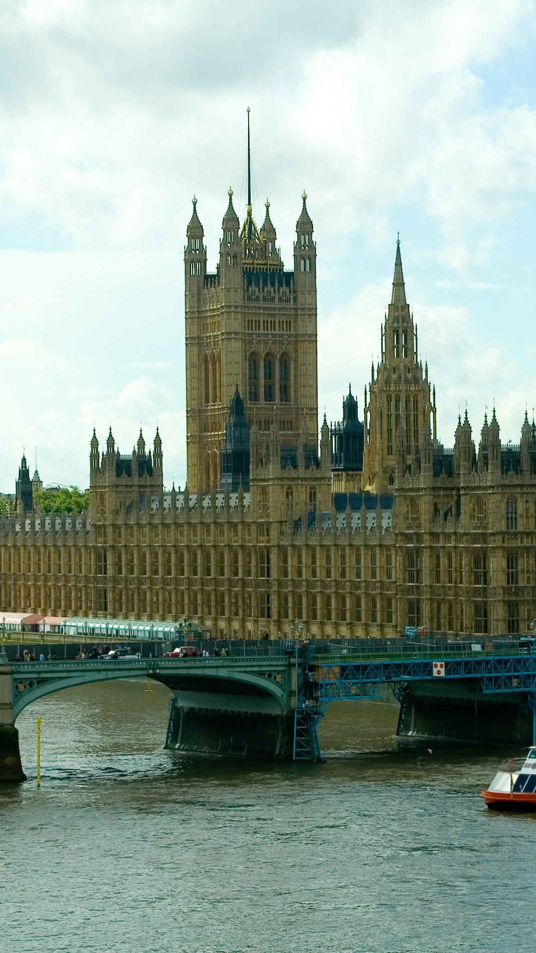 Weißes Und Rotes Boot Auf Dem Wasser in Der Nähe Des Braunen Betongebäudes Tagsüber. Wallpaper in 1080x1920 Resolution