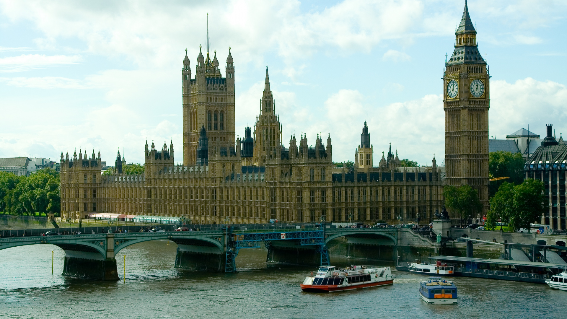Bateau Blanc et Rouge Sur L'eau Près D'un Bâtiment en Béton Brun Pendant la Journée. Wallpaper in 1920x1080 Resolution