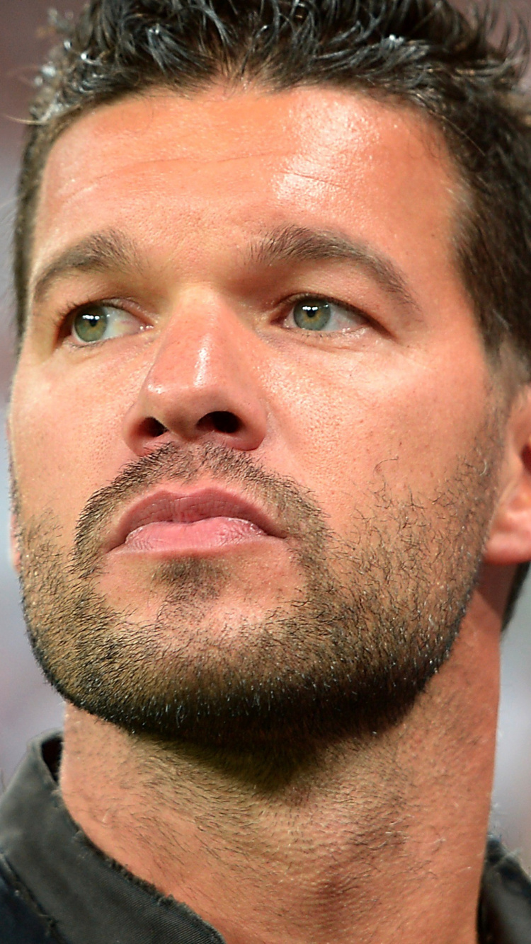 Mann im Schwarzen Rundhalshemd. Wallpaper in 750x1334 Resolution