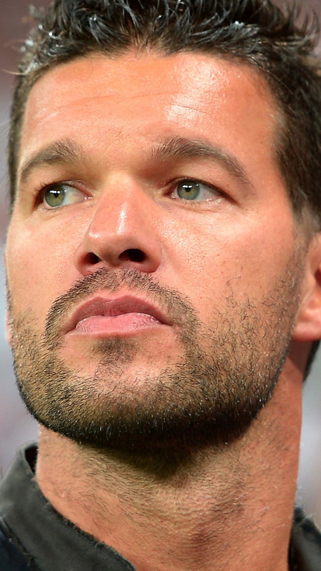 Man in Black Crew Neck Shirt. Wallpaper in 1080x1920 Resolution