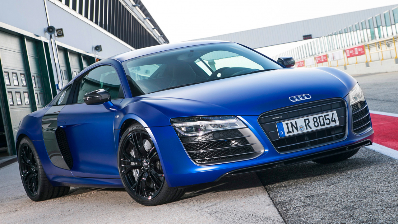 Audi R 8 Azul Estacionado en el Estacionamiento. Wallpaper in 1280x720 Resolution