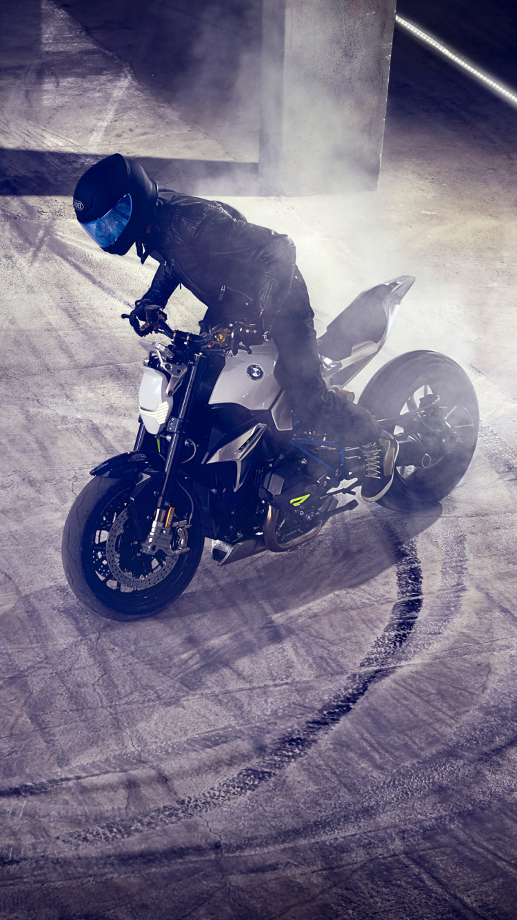 Hombre de Chaqueta Negra Montando Motocicleta. Wallpaper in 750x1334 Resolution