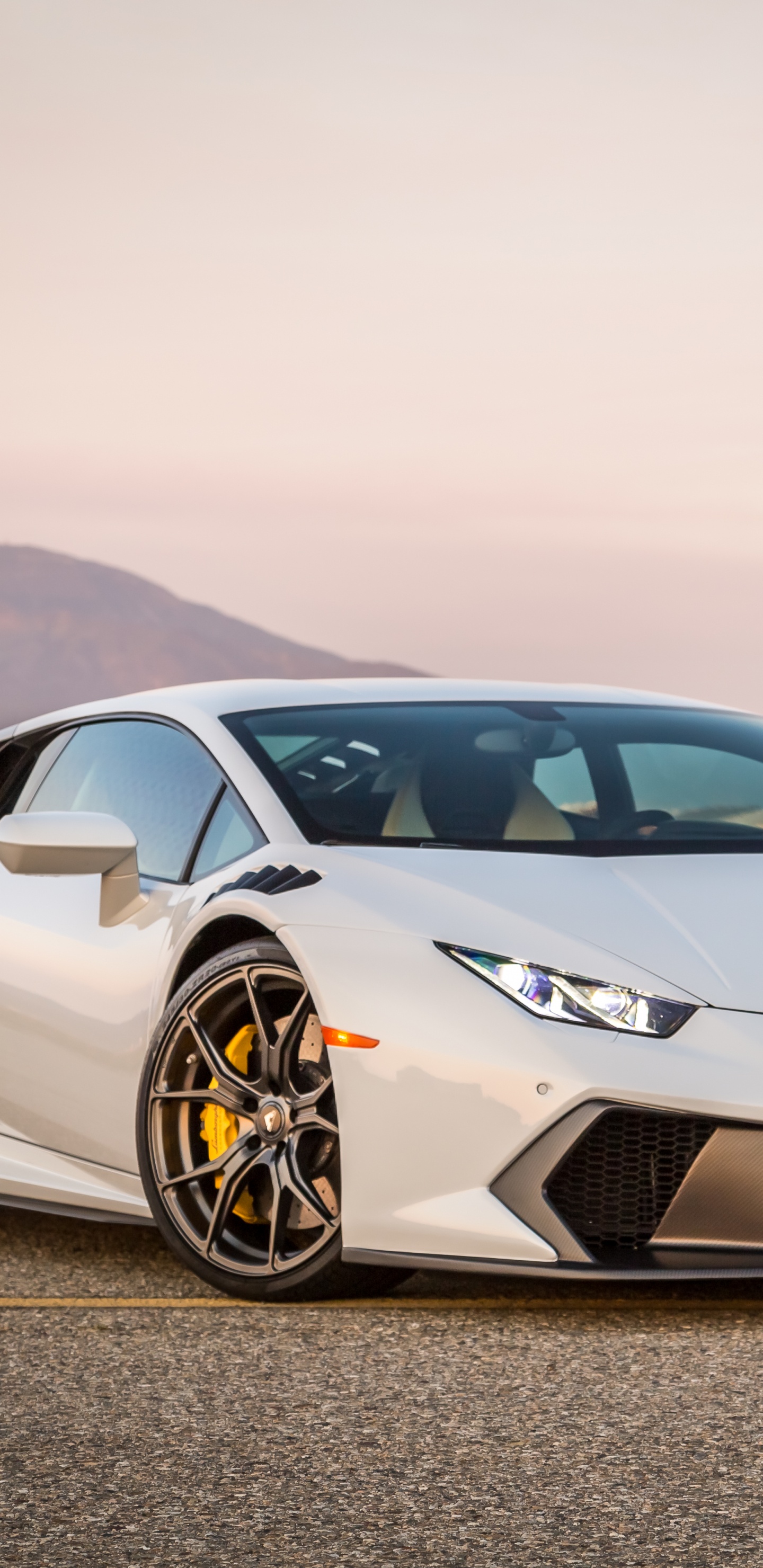 Weißer Porsche 911 Tagsüber Unterwegs. Wallpaper in 1440x2960 Resolution