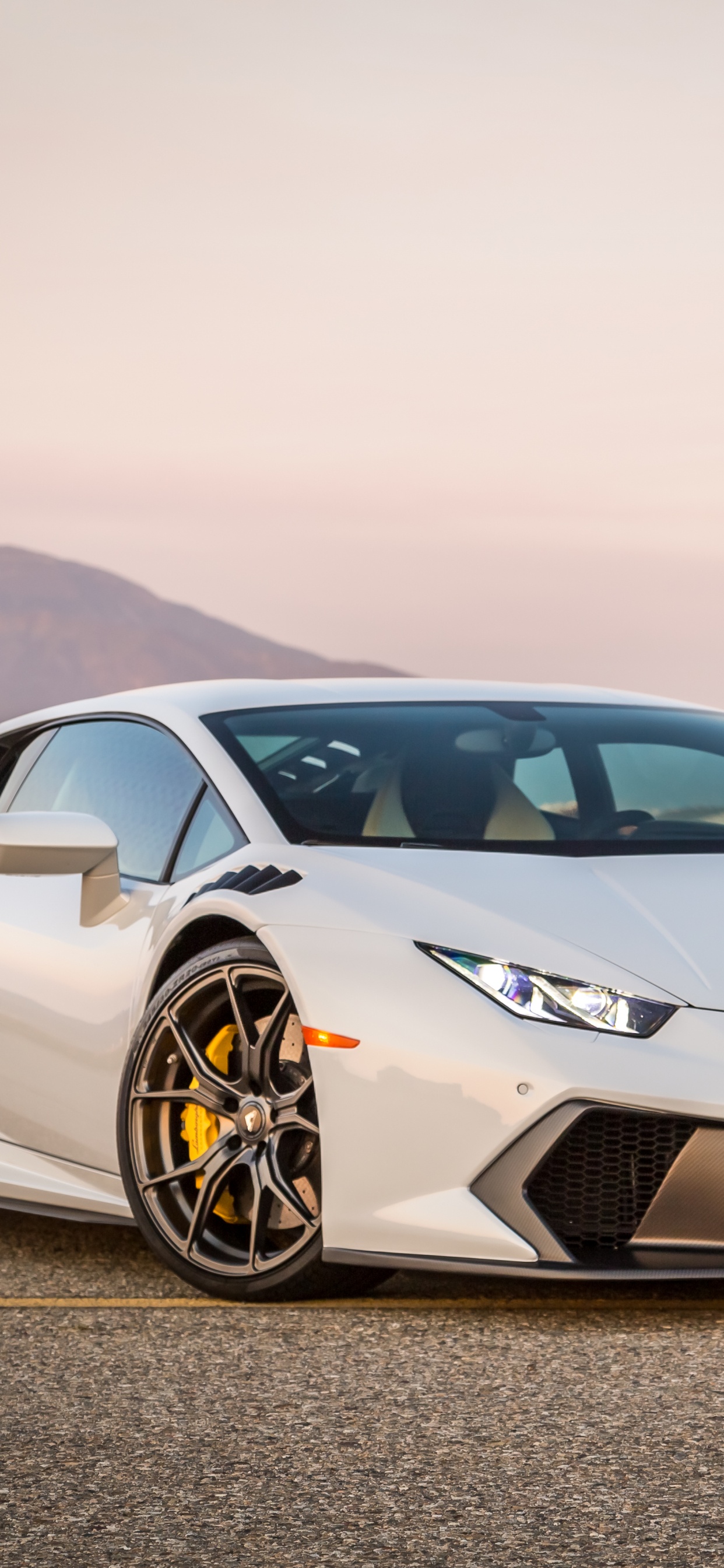 Porsche 911 Blanco en la Carretera Durante el Día. Wallpaper in 1242x2688 Resolution