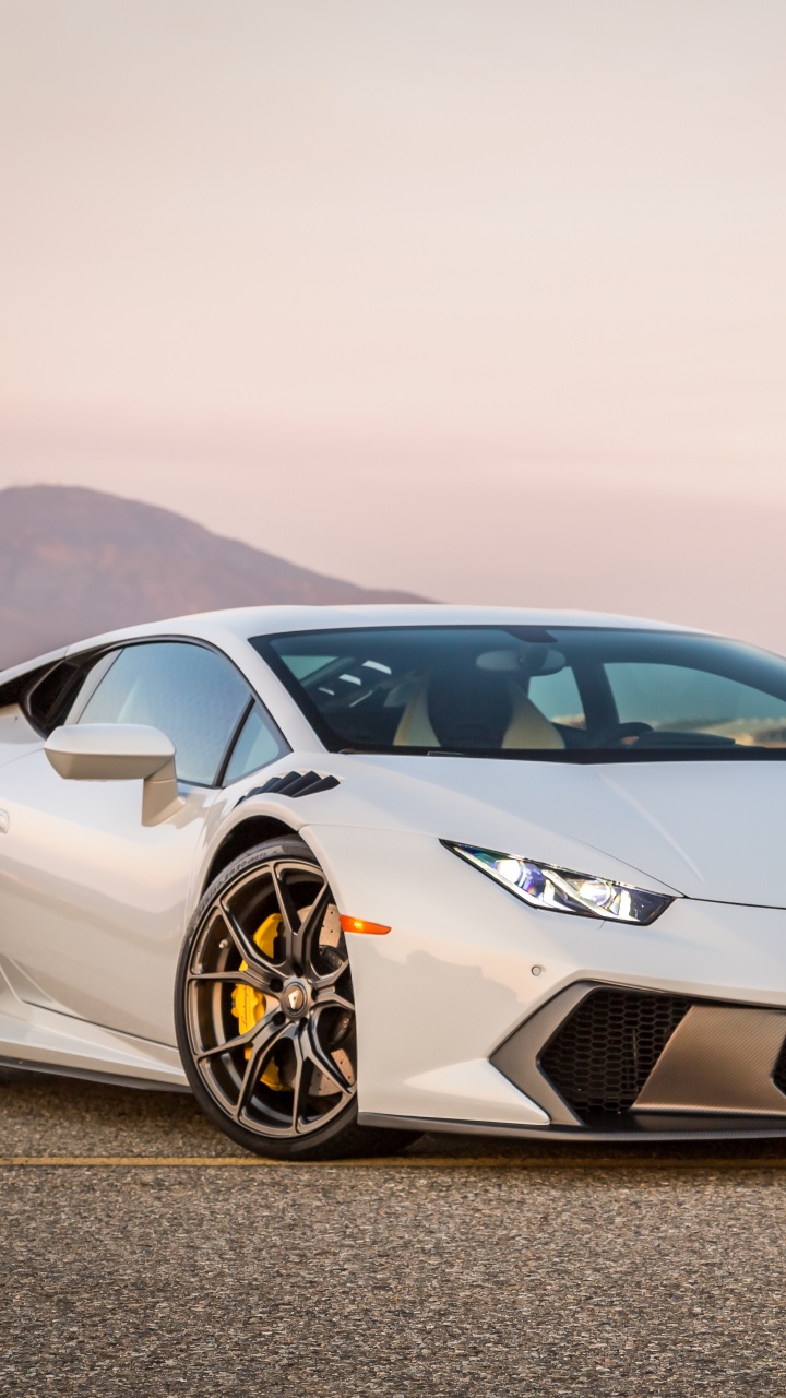Porsche 911 Blanco en la Carretera Durante el Día. Wallpaper in 720x1280 Resolution
