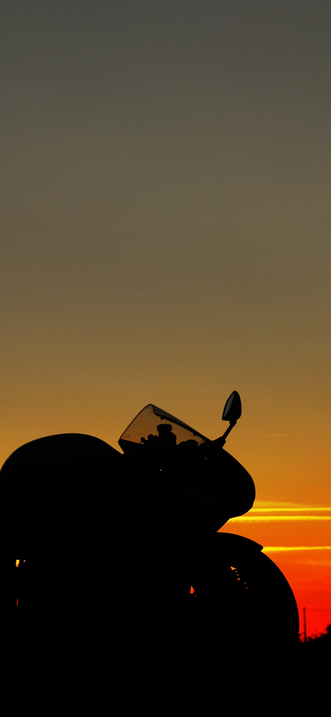 Silhouette de Moto au Coucher du Soleil. Wallpaper in 1125x2436 Resolution