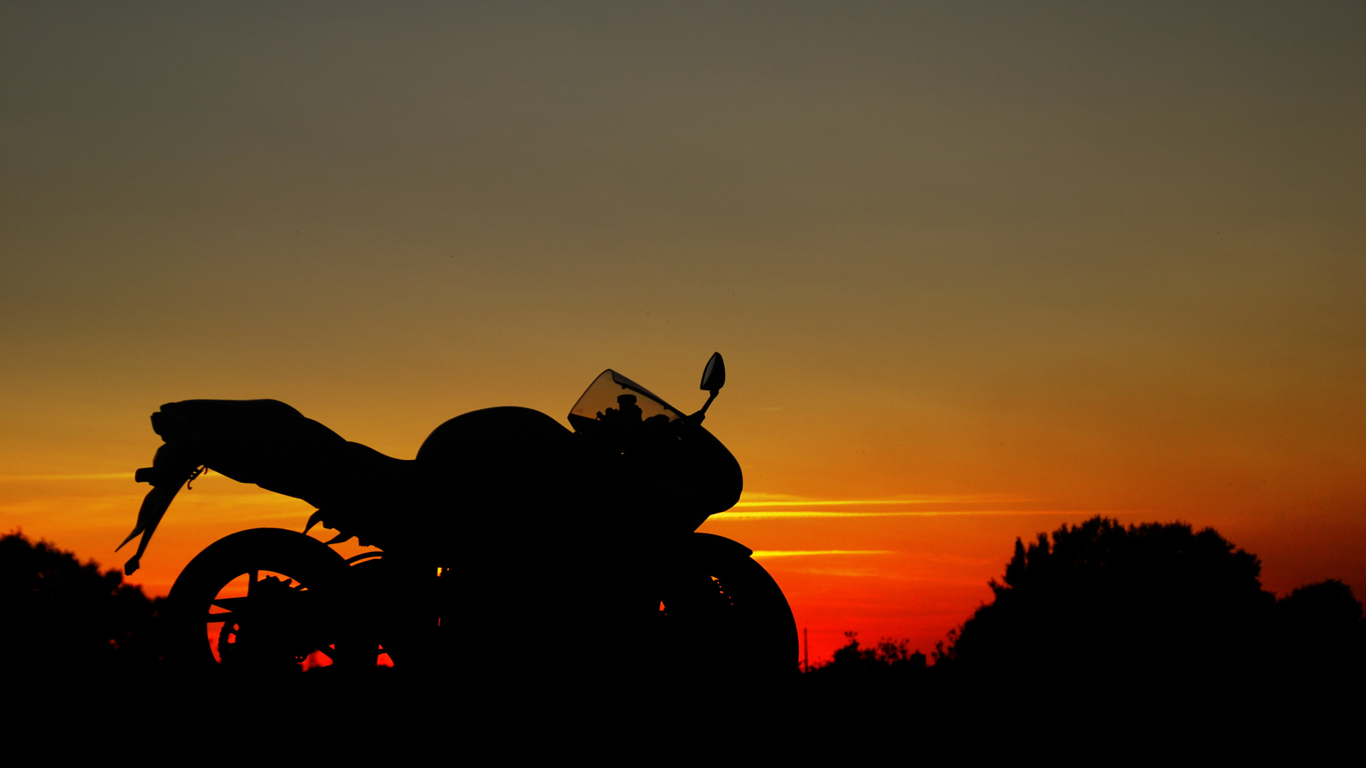 Silhouette de Moto au Coucher du Soleil. Wallpaper in 1920x1080 Resolution
