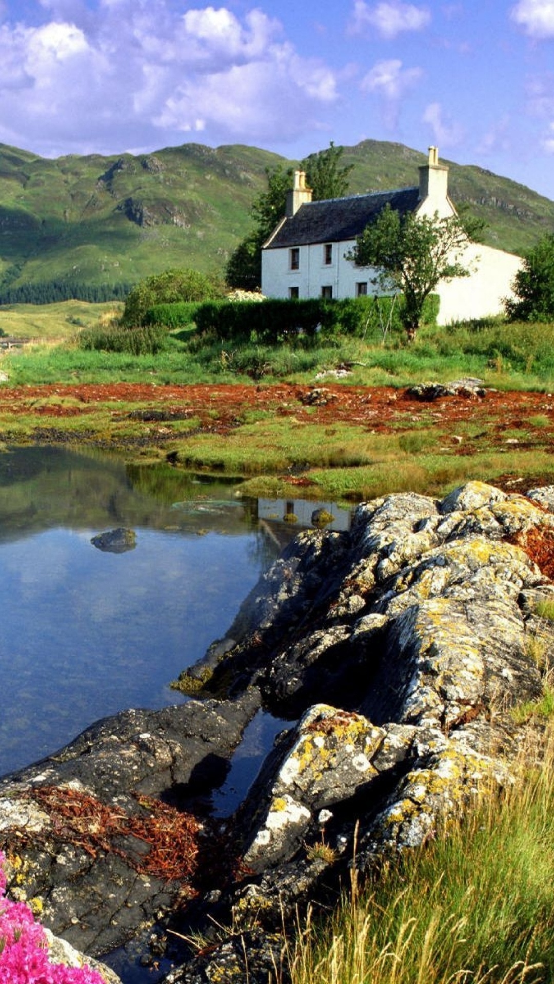 Casa Blanca y Marrón Cerca Del Lago. Wallpaper in 1080x1920 Resolution