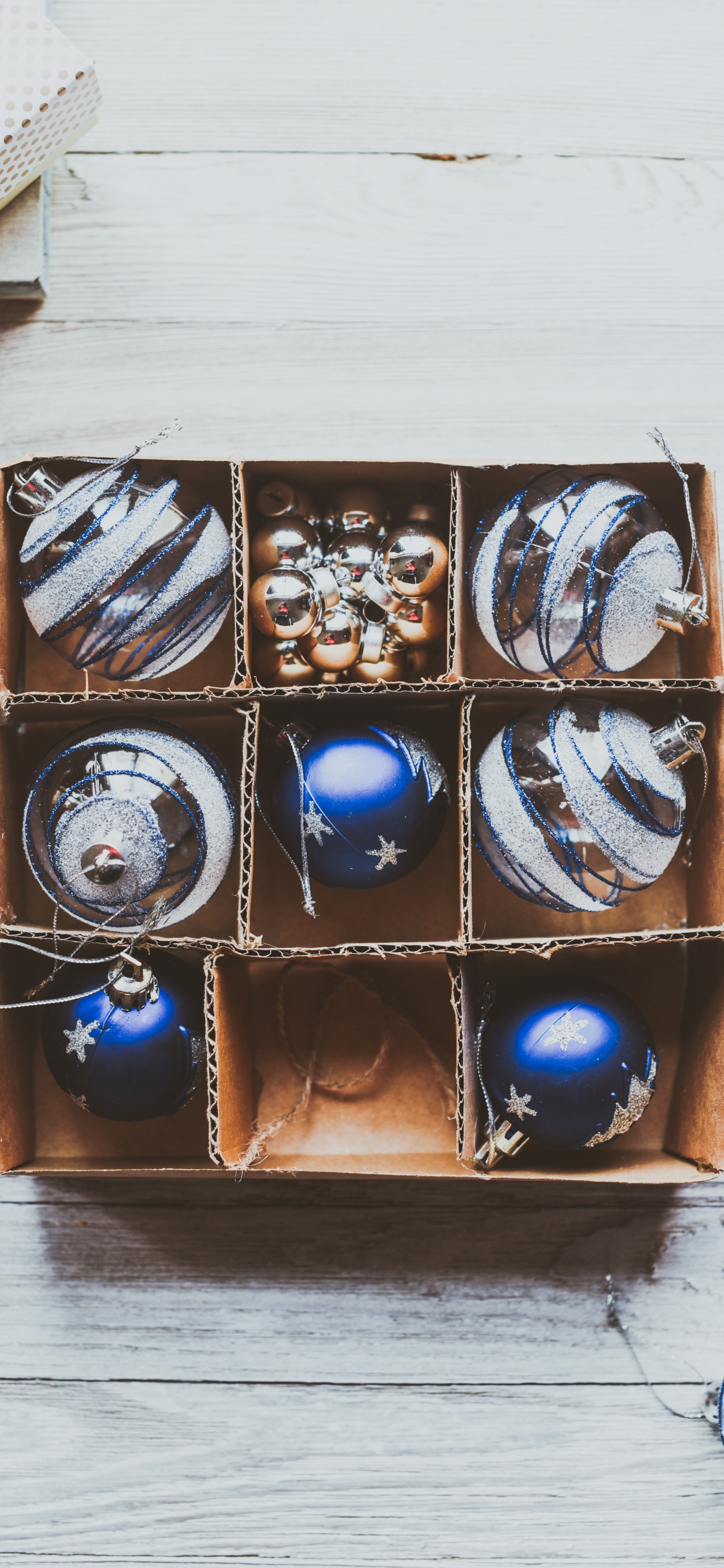 Boules Bleues et Argentées Dans Une Boîte en Bois Marron. Wallpaper in 1242x2688 Resolution