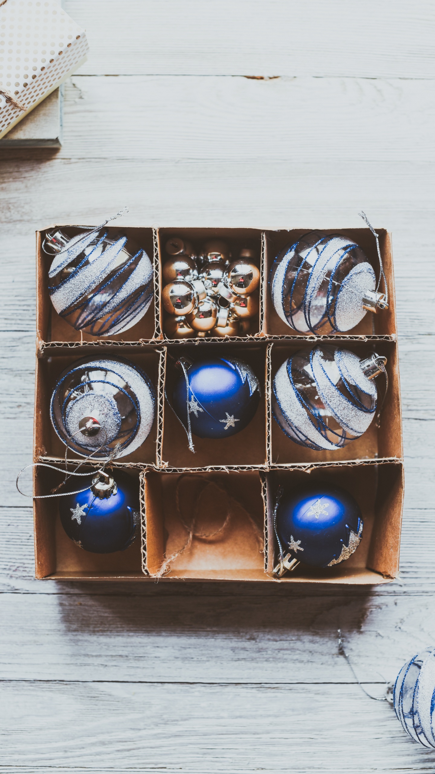 Boules Bleues et Argentées Dans Une Boîte en Bois Marron. Wallpaper in 1440x2560 Resolution