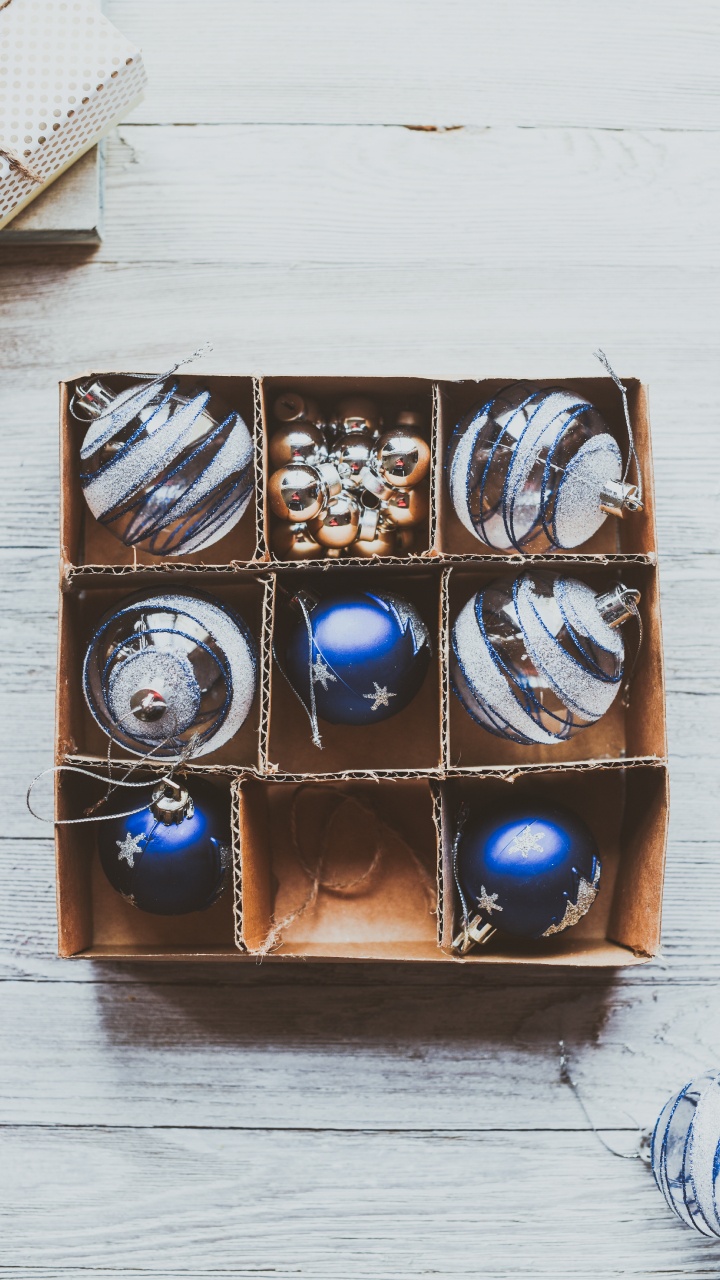 Boules Bleues et Argentées Dans Une Boîte en Bois Marron. Wallpaper in 720x1280 Resolution