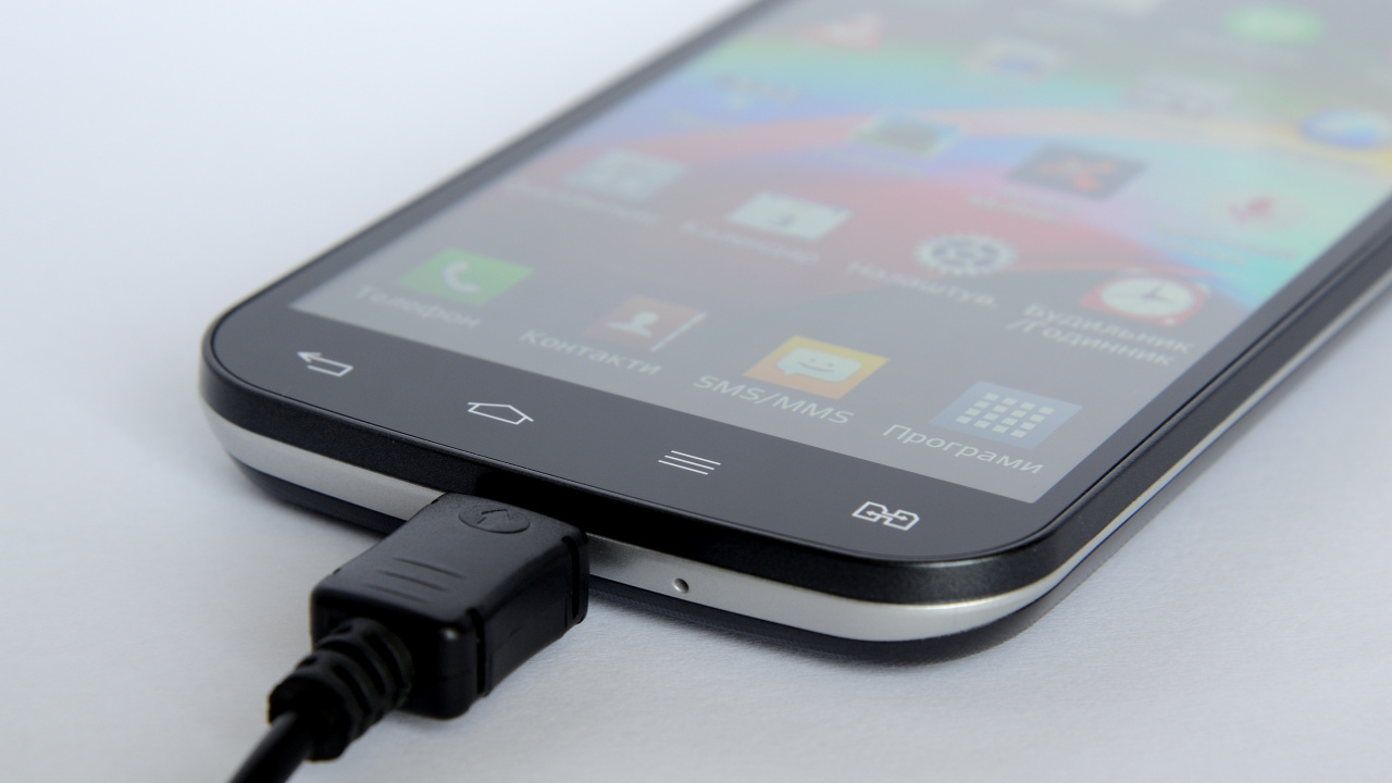 Schwarz-graues Android-Smartphone. Wallpaper in 1280x720 Resolution