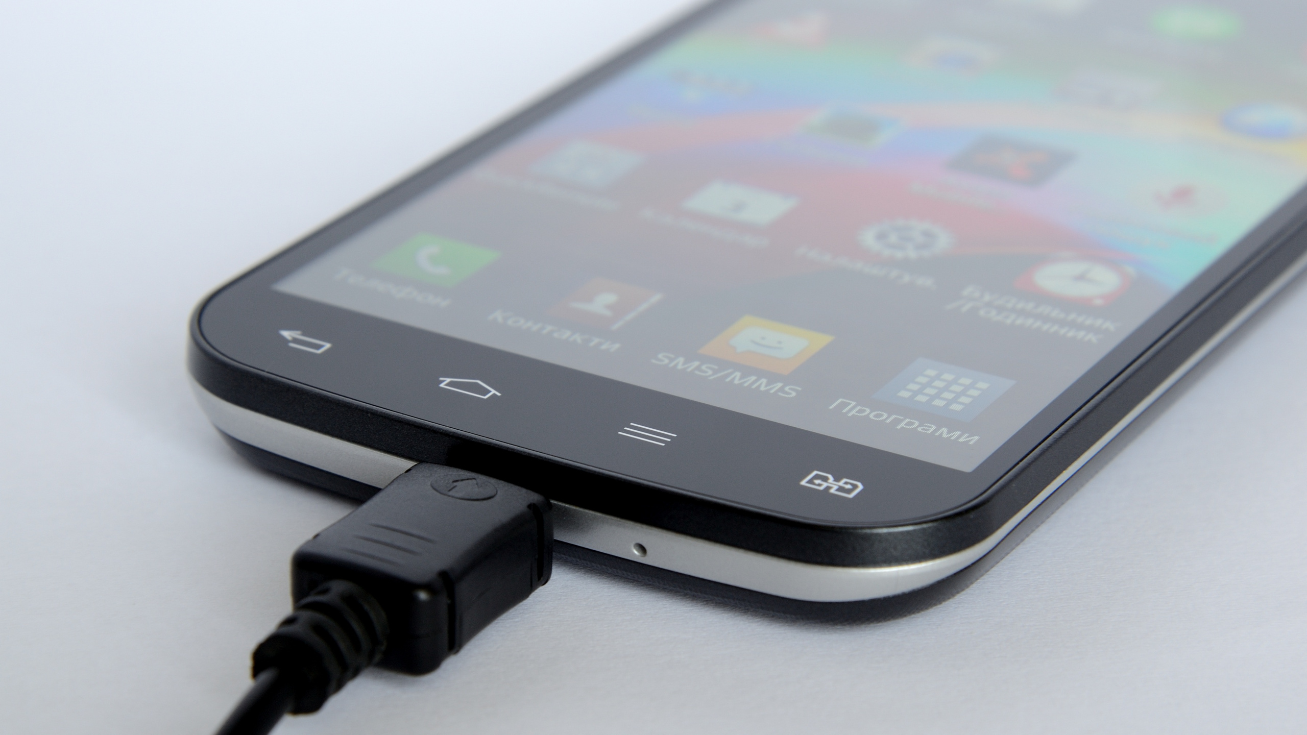 Black and Gray Android Smartphone. Wallpaper in 2560x1440 Resolution