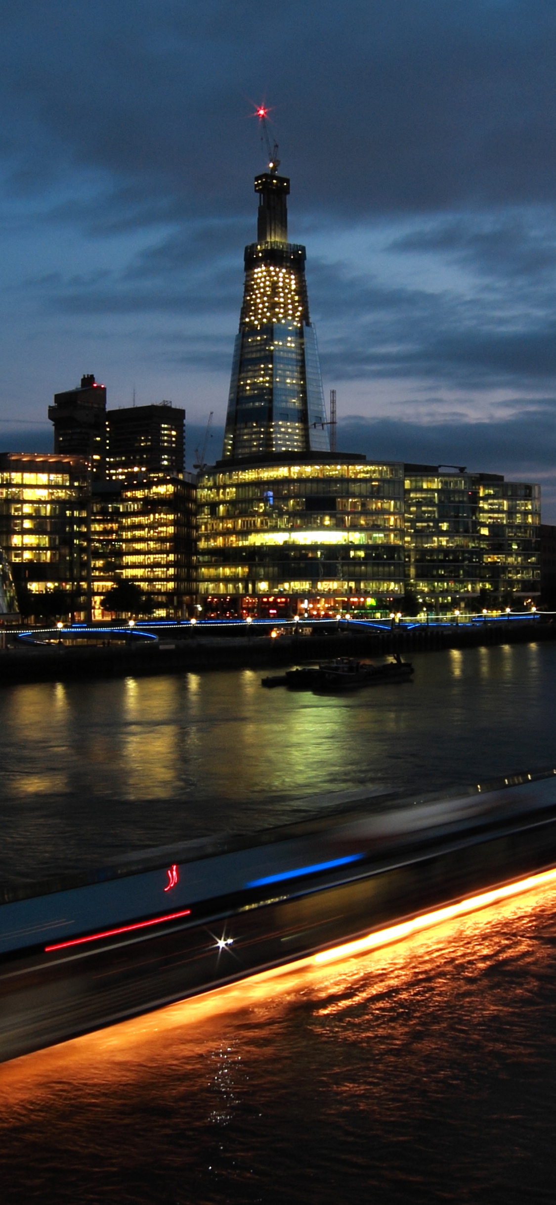 Skyline Der Stadt Bei Nacht Night. Wallpaper in 1125x2436 Resolution