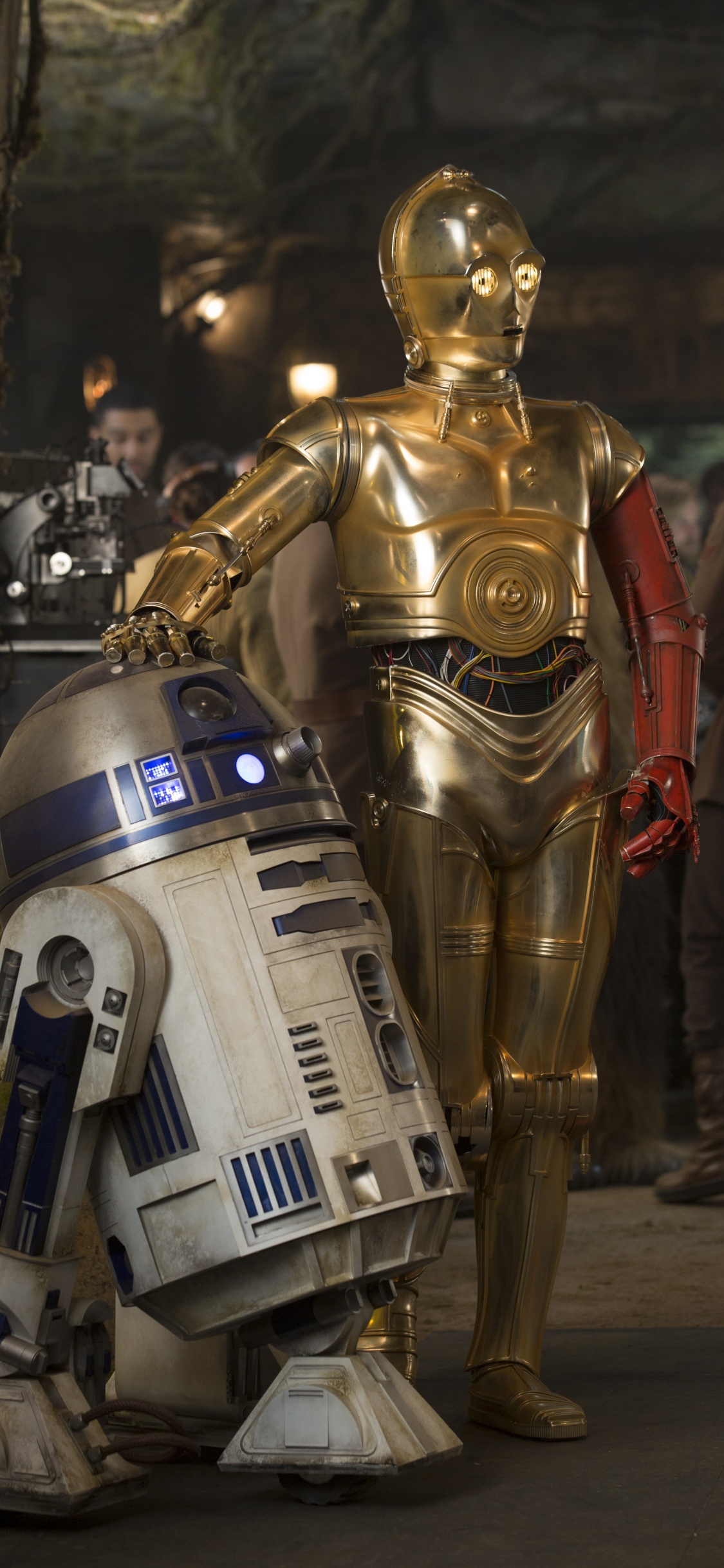 Goldenes Und Rotes Roboterspielzeug. Wallpaper in 1125x2436 Resolution