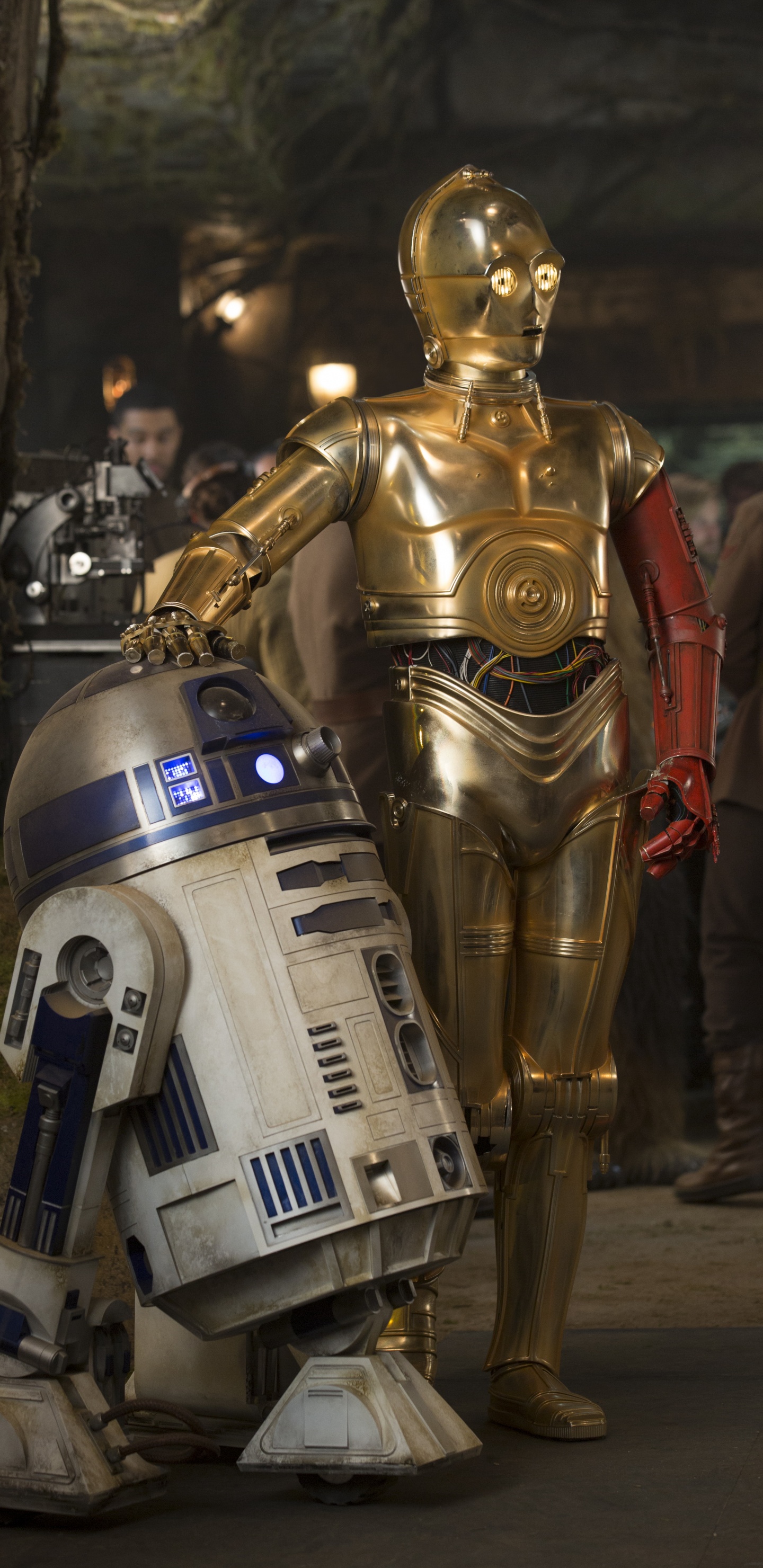 Goldenes Und Rotes Roboterspielzeug. Wallpaper in 1440x2960 Resolution