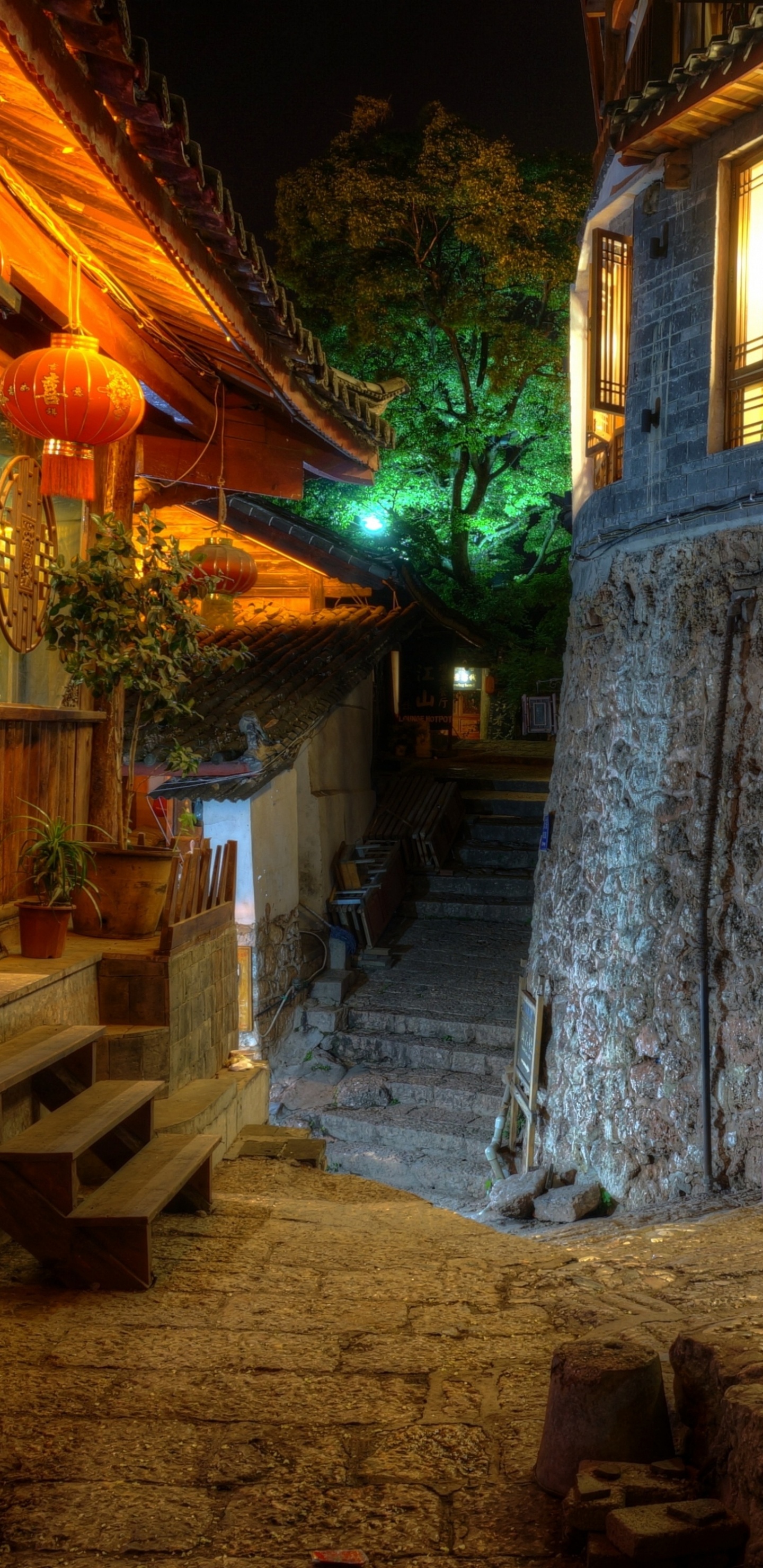 Sillas y Mesas de Madera Marrón Cerca de la Casa de Madera Marrón Durante el Día. Wallpaper in 1440x2960 Resolution