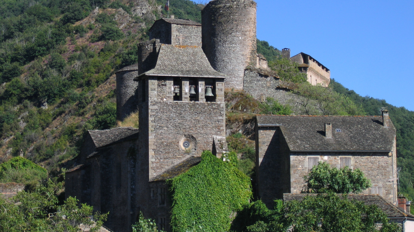 Bâtiment en Béton Gris Sur Terrain D'herbe Verte Pendant la Journée. Wallpaper in 1366x768 Resolution