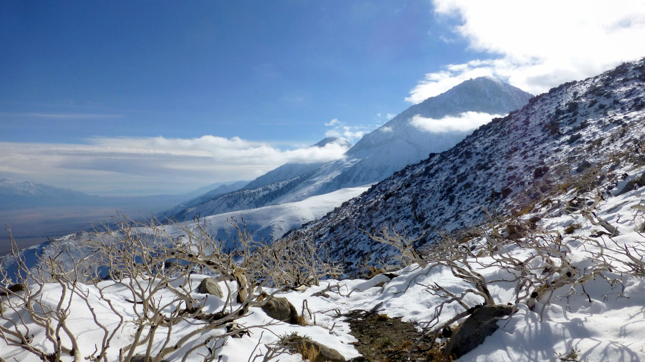 Montaña Cubierta de Nieve Bajo un Cielo Azul Durante el Día. Wallpaper in 1280x720 Resolution