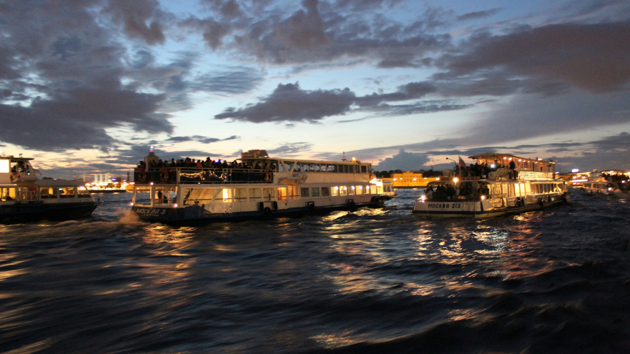 Weißes Und Braunes Boot Auf Dem Wasser Unter Grauen Wolken. Wallpaper in 1280x720 Resolution