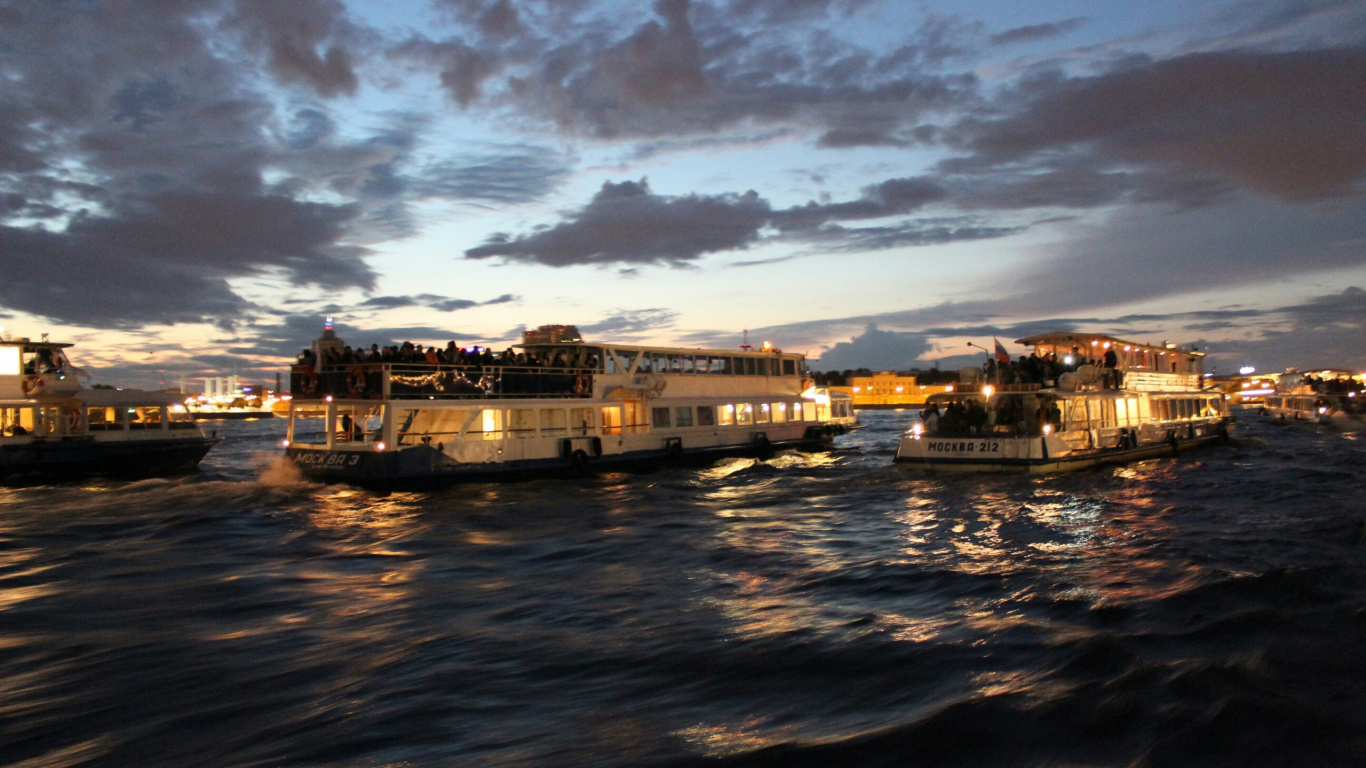 Weißes Und Braunes Boot Auf Dem Wasser Unter Grauen Wolken. Wallpaper in 1366x768 Resolution