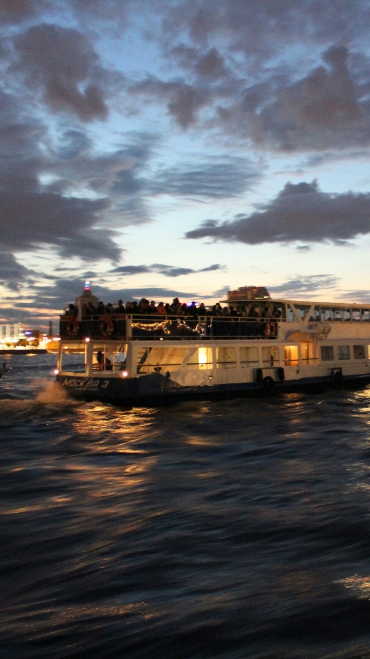 Weißes Und Braunes Boot Auf Dem Wasser Unter Grauen Wolken. Wallpaper in 720x1280 Resolution