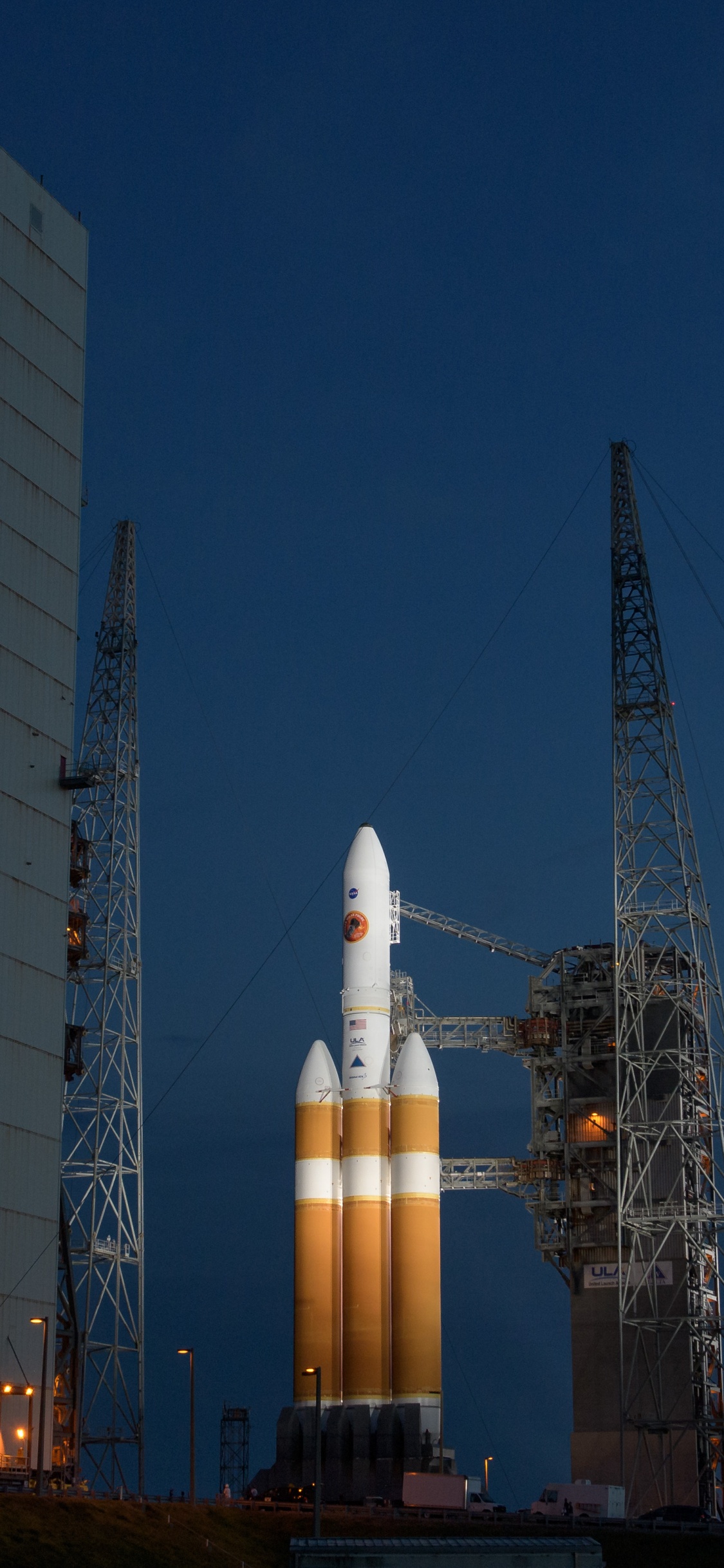 Tour Blanche et Brune Pendant la Nuit. Wallpaper in 1125x2436 Resolution