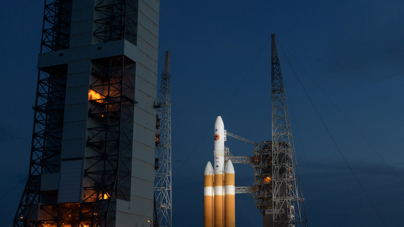 Torre Blanca y Marrón Durante la Noche. Wallpaper in 1366x768 Resolution