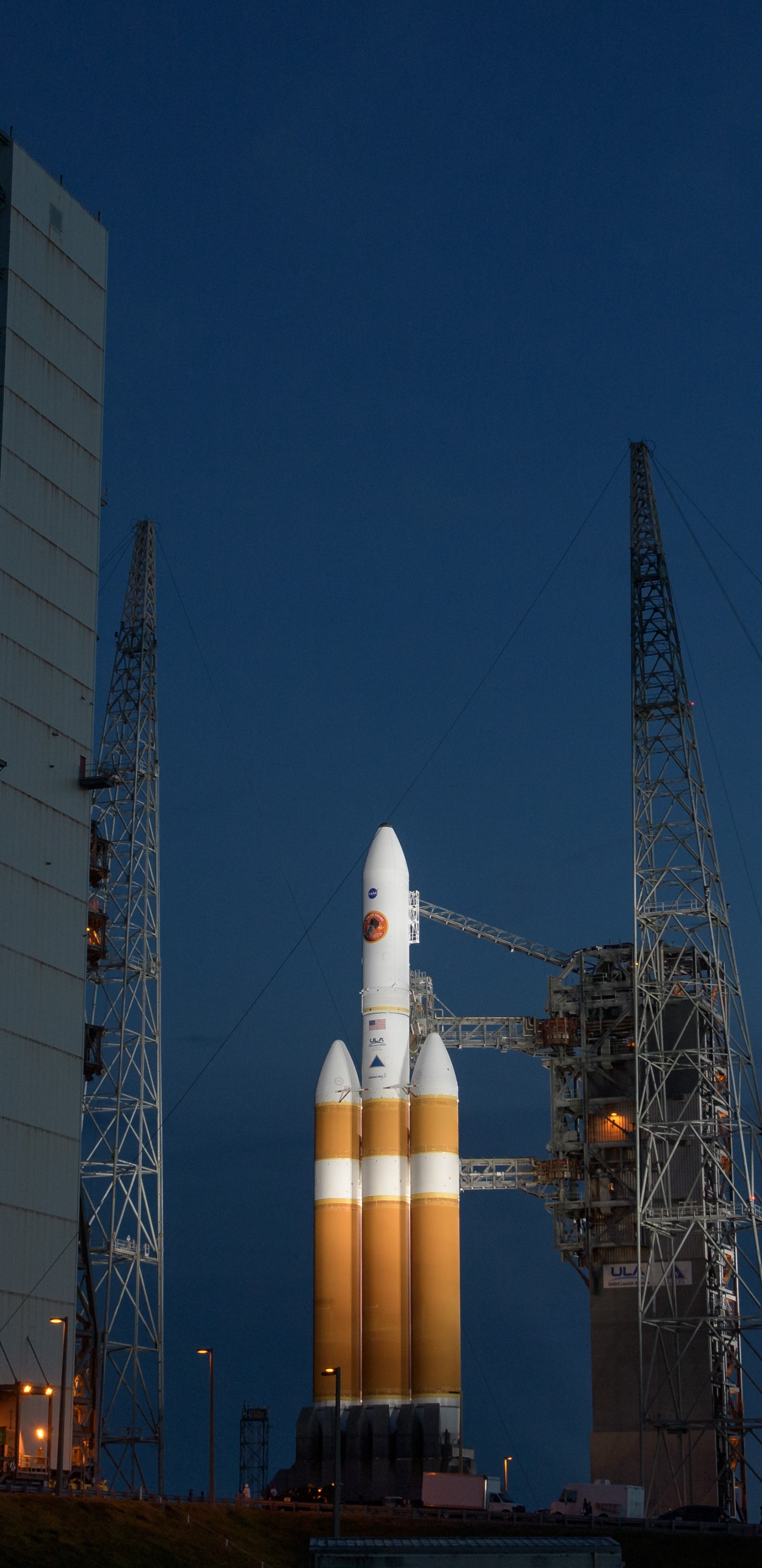 Torre Blanca y Marrón Durante la Noche. Wallpaper in 1440x2960 Resolution