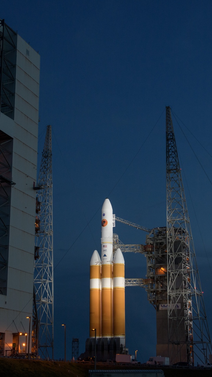 Torre Blanca y Marrón Durante la Noche. Wallpaper in 720x1280 Resolution