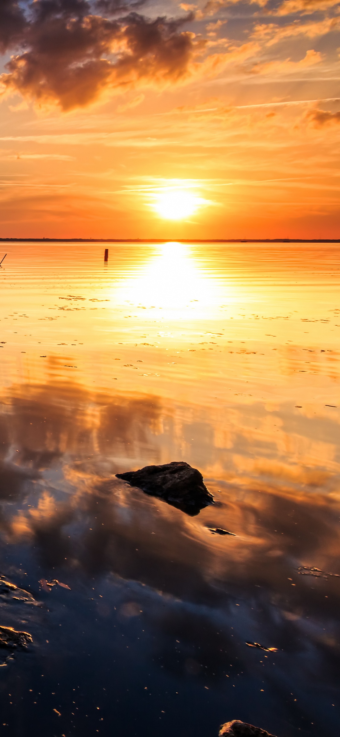 Quai en Bois Brun Sur le Plan D'eau Pendant le Coucher du Soleil. Wallpaper in 1125x2436 Resolution
