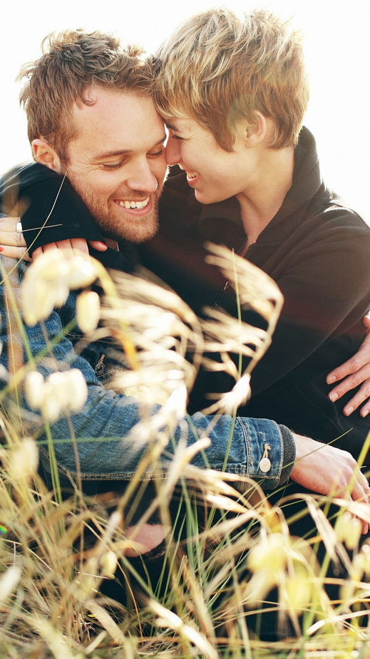 Liebe, Gras-Familie, Interaktion, Umarmung, Kuss. Wallpaper in 750x1334 Resolution