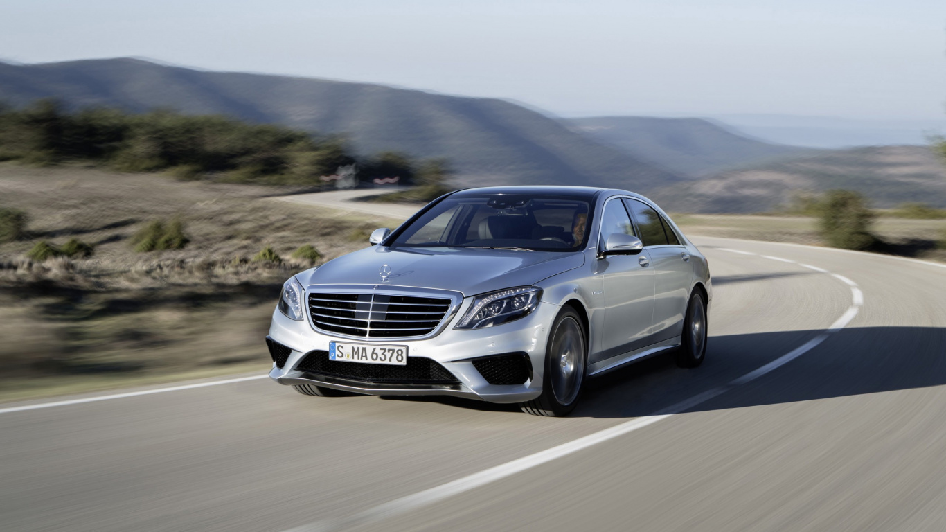 Schwarzes Mercedes Benz Coupé Tagsüber Unterwegs. Wallpaper in 1366x768 Resolution