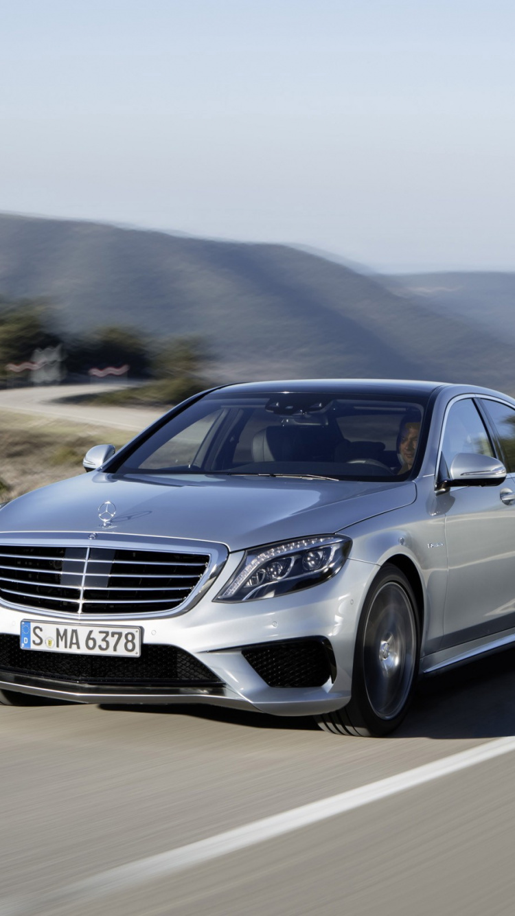 Schwarzes Mercedes Benz Coupé Tagsüber Unterwegs. Wallpaper in 750x1334 Resolution