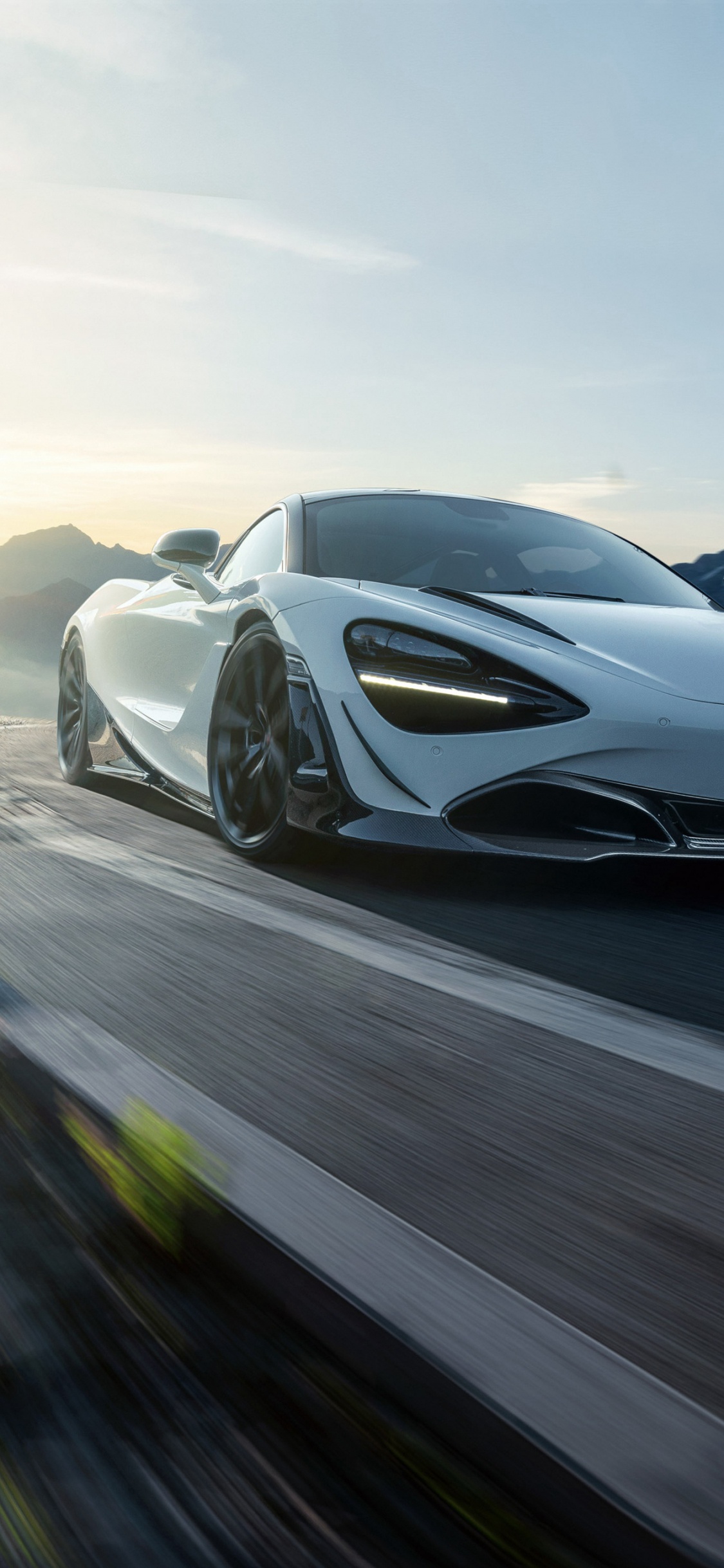 Porsche 911 Blanco en la Carretera Durante el Día. Wallpaper in 1125x2436 Resolution