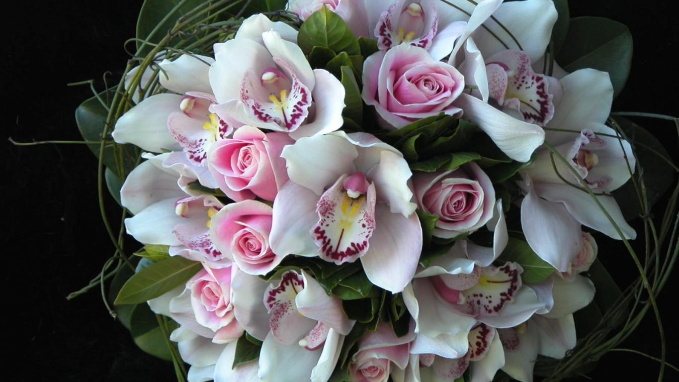 Rosa Und Weiße Blumen Auf Schwarzem Textil. Wallpaper in 1366x768 Resolution