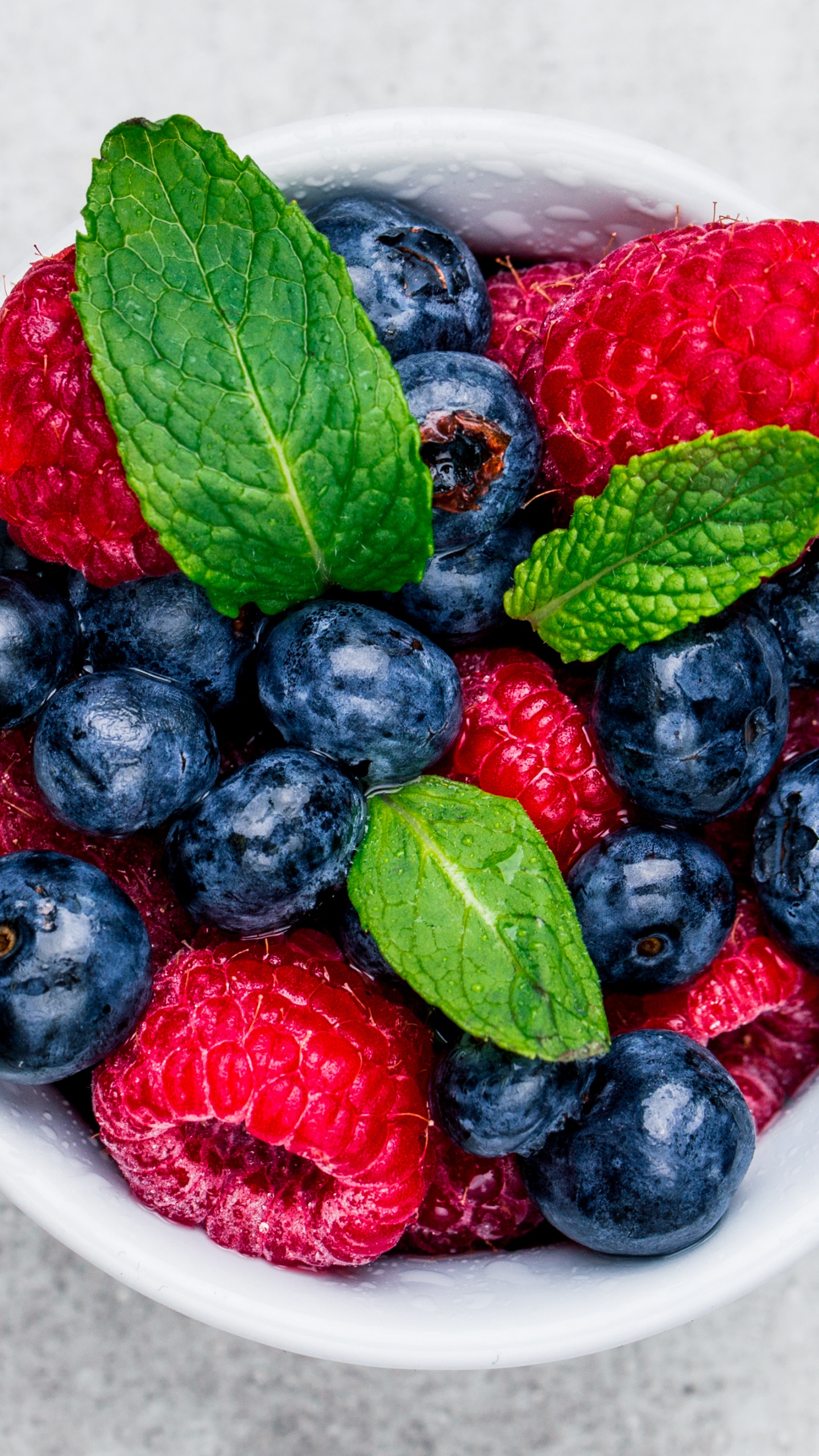 Framboise et Myrtille Dans un Bol en Céramique Blanche. Wallpaper in 1440x2560 Resolution