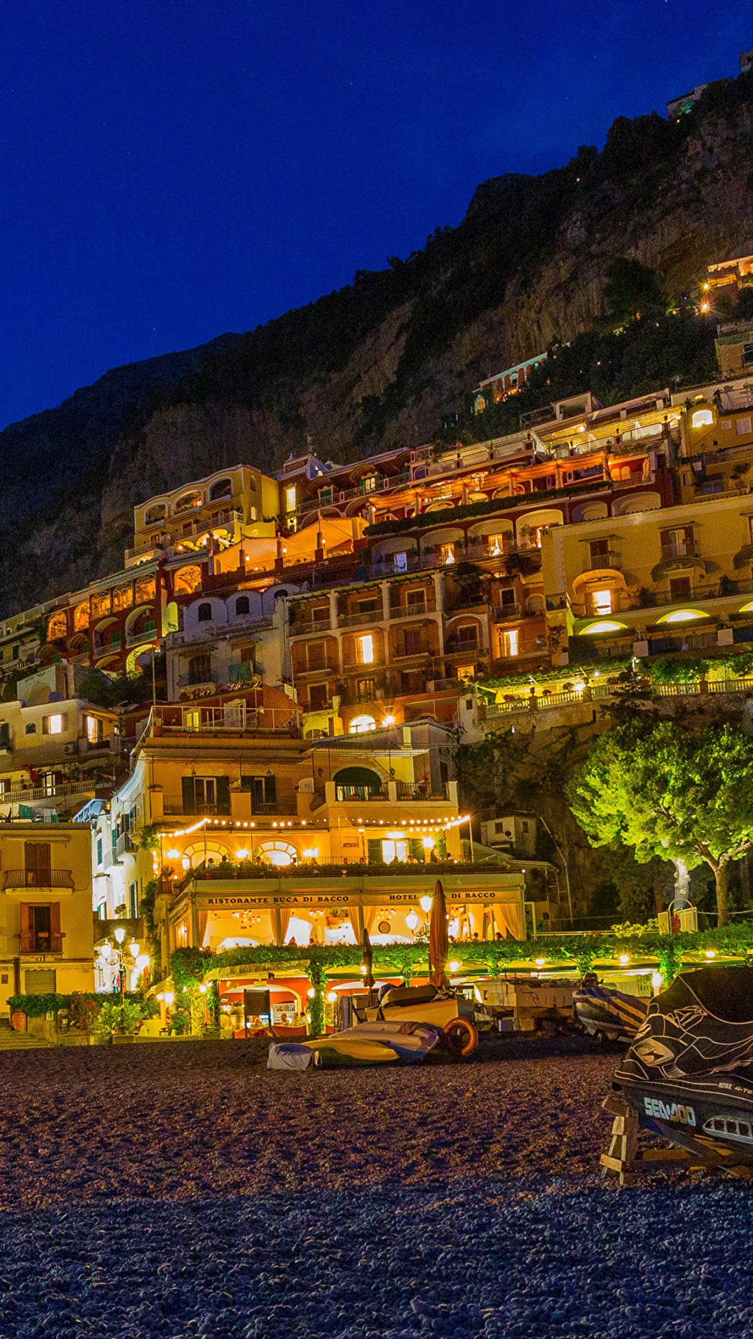 Weißes Und Braunes Betongebäude in Der Nähe Eines Gewässers Während Der Nacht. Wallpaper in 1080x1920 Resolution