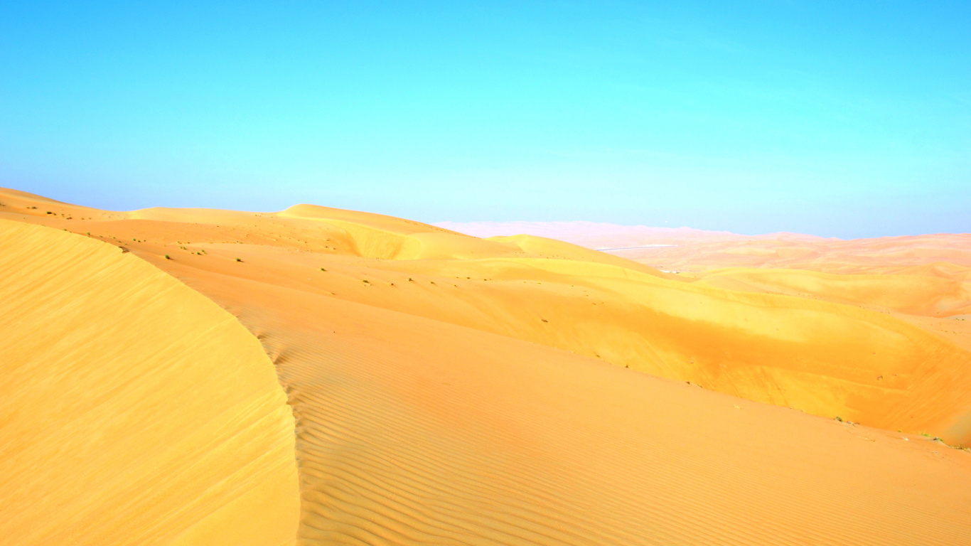 Tagsüber Brauner Sand Unter Blauem Himmel. Wallpaper in 1366x768 Resolution