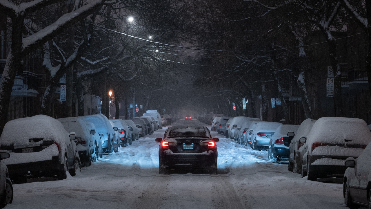 Autos Parken Nachts Auf Schneebedeckter Straße. Wallpaper in 1280x720 Resolution