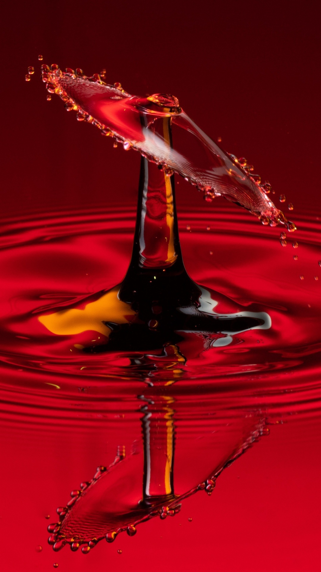 Roter Und Gelber Wassertropfen. Wallpaper in 1080x1920 Resolution