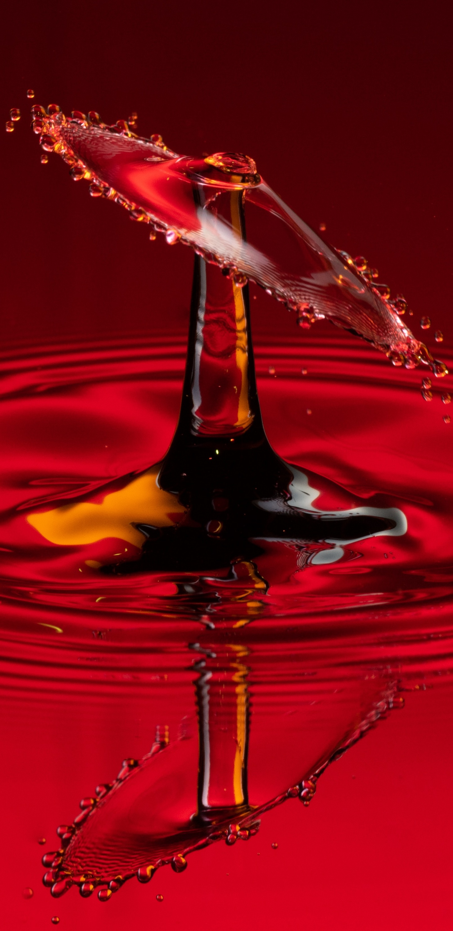 Roter Und Gelber Wassertropfen. Wallpaper in 1440x2960 Resolution