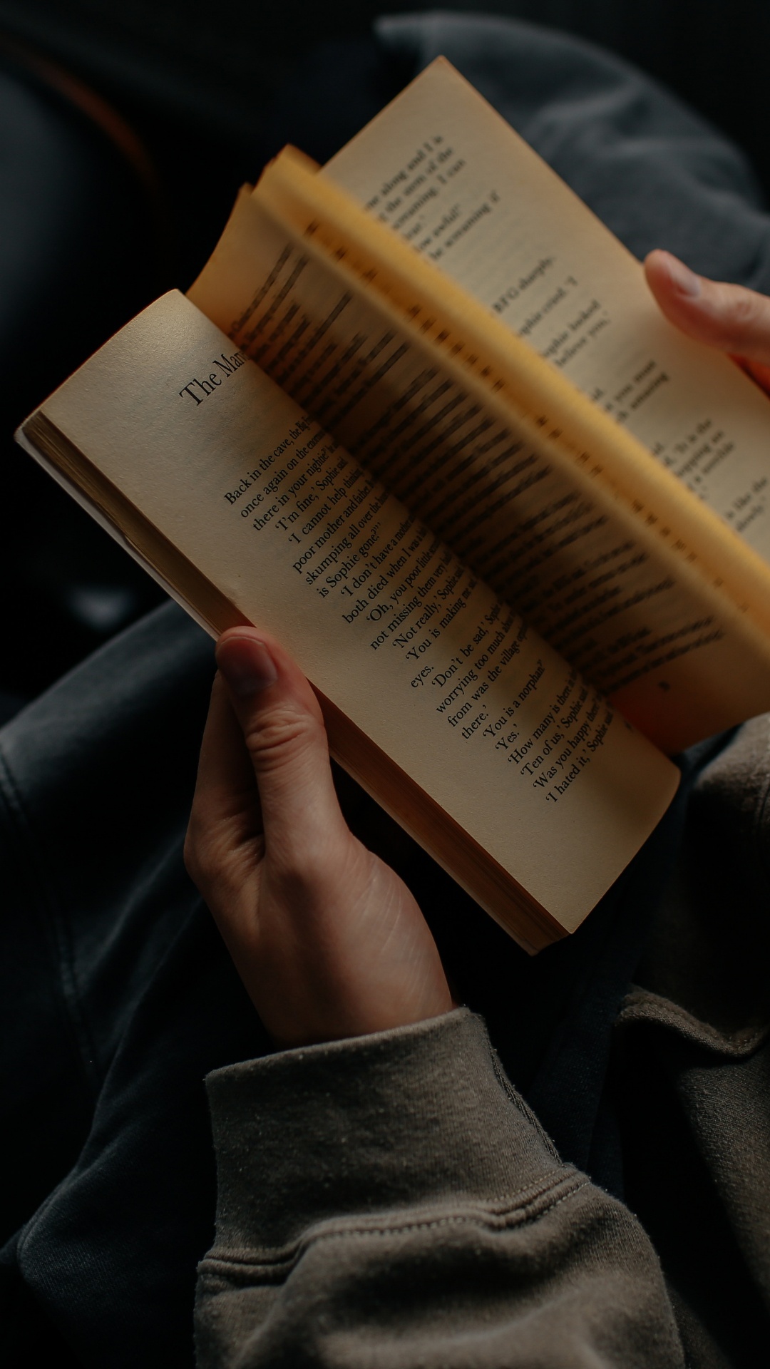 Person, Die Ein Buch Auf Dem Schoß Hält. Wallpaper in 1080x1920 Resolution