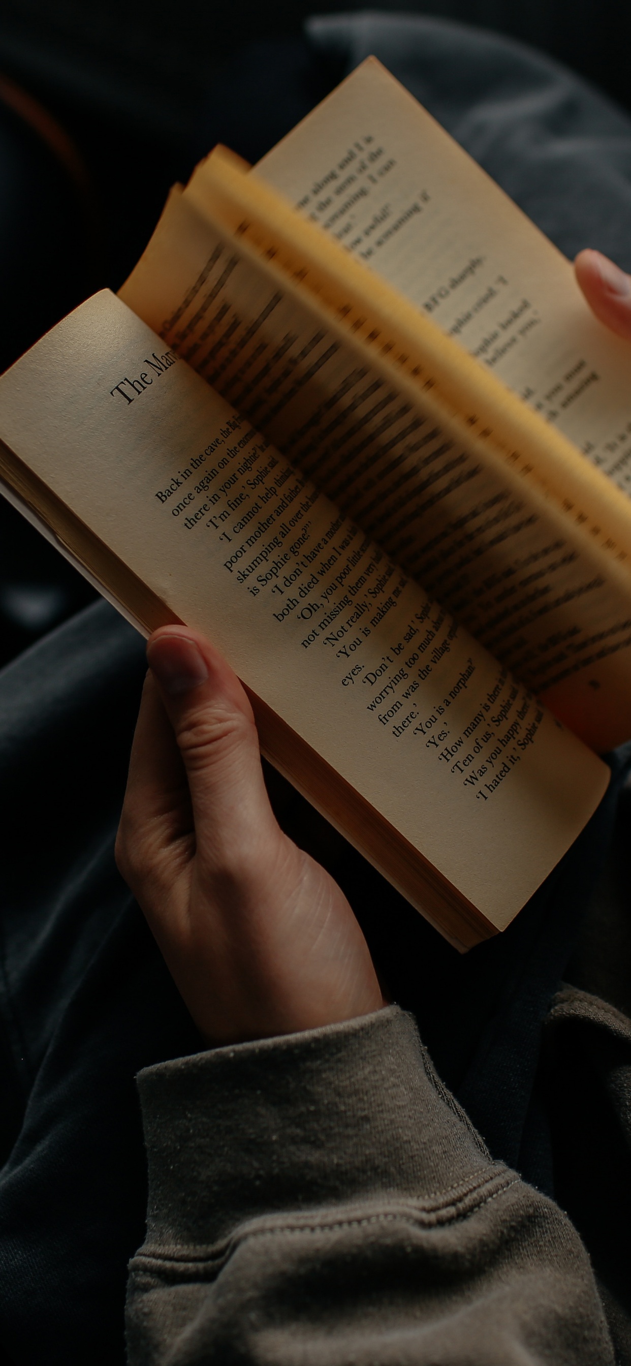 Persona Que Sostiene el Libro en el Regazo. Wallpaper in 1242x2688 Resolution