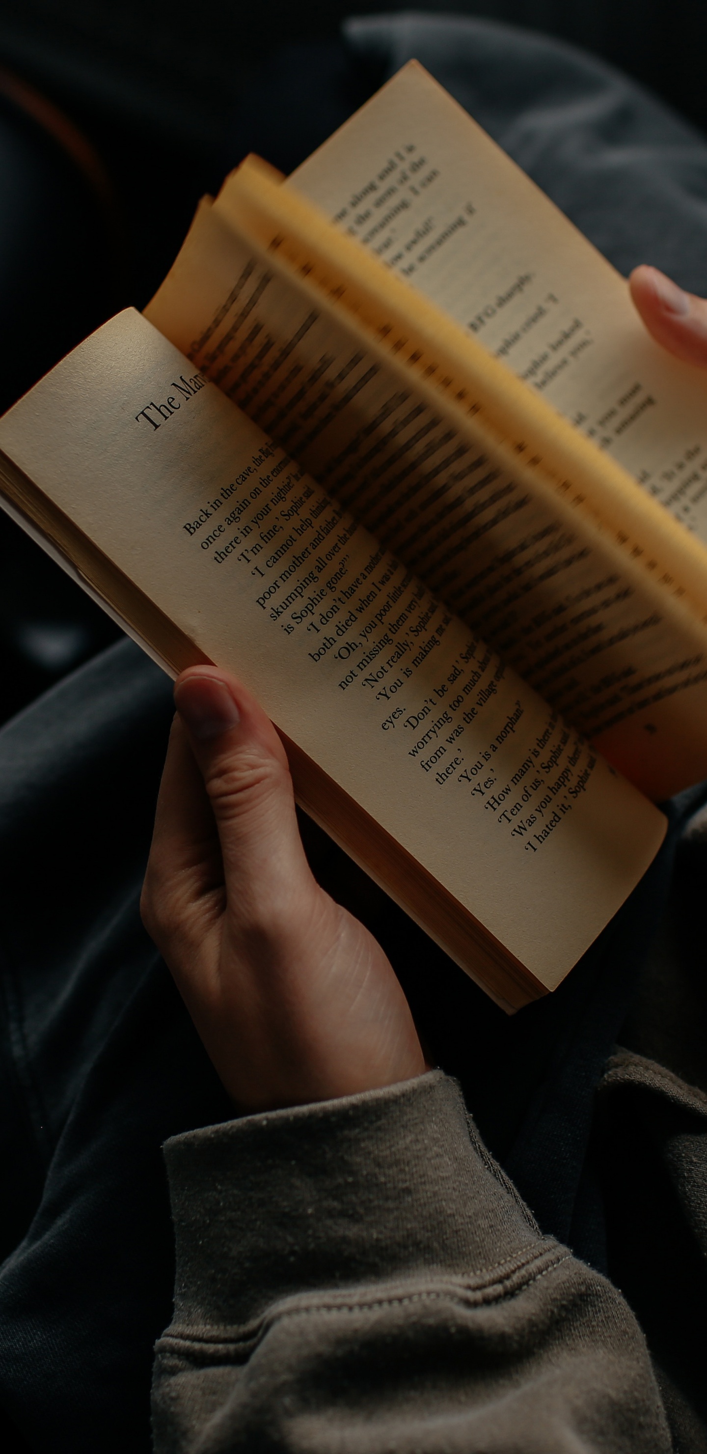 Persona Que Sostiene el Libro en el Regazo. Wallpaper in 1440x2960 Resolution