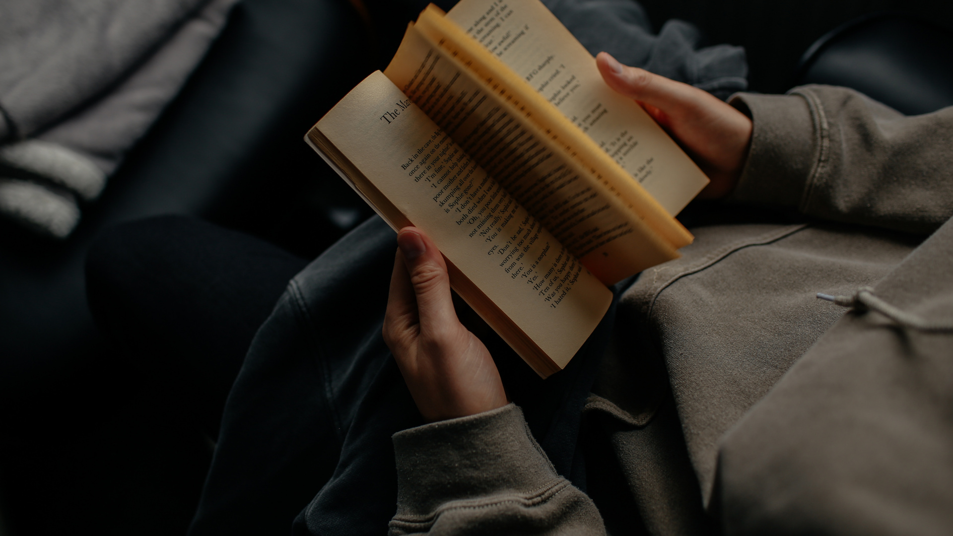 Persona Que Sostiene el Libro en el Regazo. Wallpaper in 1920x1080 Resolution